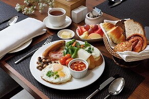 Hotel Thrive, A Tropical Courtyard