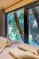 Hotel Thrive, A Tropical Courtyard