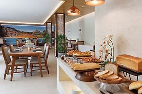 Hotel Thrive, A Tropical Courtyard