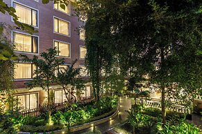 Hotel Thrive, A Tropical Courtyard