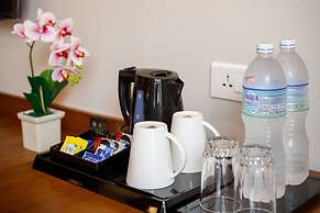 Hotel Thrive, A Tropical Courtyard