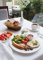 Hotel Thrive, A Tropical Courtyard