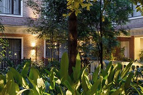 Hotel Thrive, A Tropical Courtyard