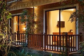 Hotel Thrive, A Tropical Courtyard