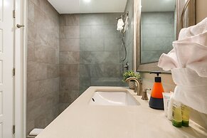 NOLA Charm Luxury 4-Bed Retreat Steps from French Quarter
