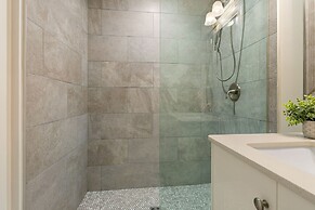 NOLA Charm Luxury 4-Bed Retreat Steps from French Quarter