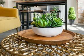 NOLA Charm Luxury 4-Bed Retreat Steps from French Quarter