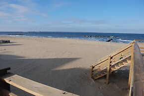 Cozy Suite - Pet Friendly, Beach Side 1 Bedroom Apts by RedAwning