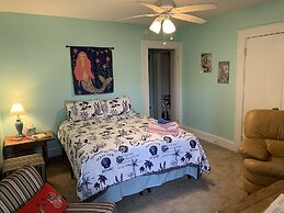 Cozy Suite - Pet Friendly, Beach Side 1 Bedroom Apts by RedAwning