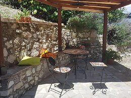 Sale! Beautiful 2-bed Apartment With Pool Access