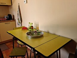 Sale! Beautiful 2-bed Apartment With Pool Access