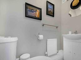Perfect Location, dog Friendly Beautiful Home