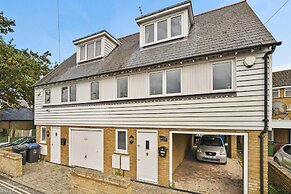 Perfect Location, dog Friendly Beautiful Home