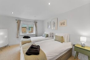 Perfect Location, dog Friendly Beautiful Home