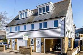 Perfect Location, dog Friendly Beautiful Home