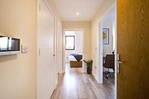 Charming 2-bed Apartment in Cheam, Sutton
