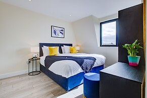 Charming 2-bed Apartment in Cheam, Sutton