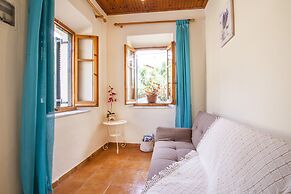 Old Barber Shop by Konnect, 1,2km from Dassia beach