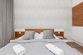 Glamorous Apartment Wilanow by Renters