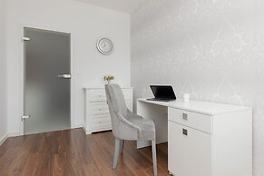 Glamorous Apartment Wilanow by Renters