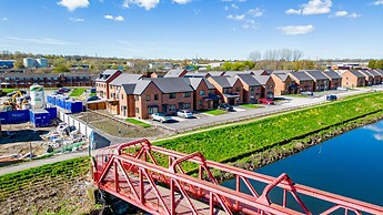 Stunning 2-bed House in Manchester With Canal View
