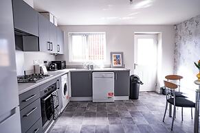 Stunning 2-bed House in Manchester With Canal View