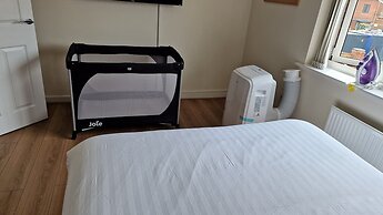 Stunning 2-bed House in Manchester With Canal View