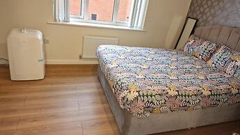 Stunning 2-bed House in Manchester With Canal View