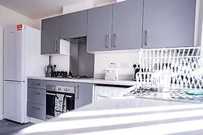 Stunning 2-bed House in Manchester With Canal View