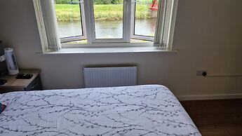 Stunning 2-bed House in Manchester With Canal View