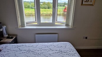 Stunning 2-bed House in Manchester With Canal View