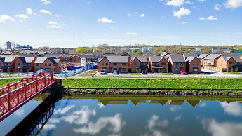 Stunning 2-bed House in Manchester With Canal View