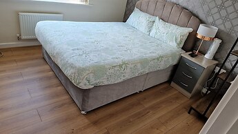 Stunning 2-bed House in Manchester With Canal View