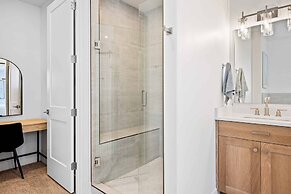 Palm Desert Oasis 5 Bedroom Home