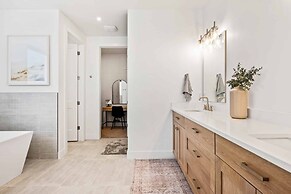 Palm Desert Oasis 5 Bedroom Home