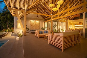 Luxury Jungle Haven Ocean View Infinity Pool