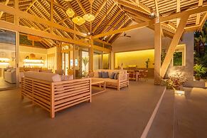 Luxury Jungle Haven Ocean View Infinity Pool