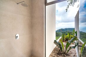 Luxury Jungle Haven Ocean View Infinity Pool