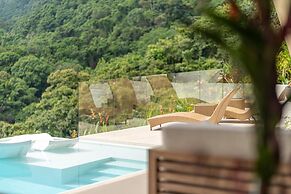 Luxury Jungle Haven Ocean View Infinity Pool