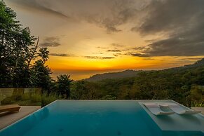 Luxury Jungle Haven Ocean View Infinity Pool