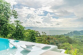 Luxury Jungle Haven Ocean View Infinity Pool