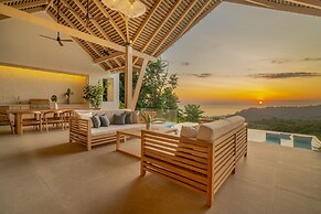 Luxury Jungle Haven Ocean View Infinity Pool