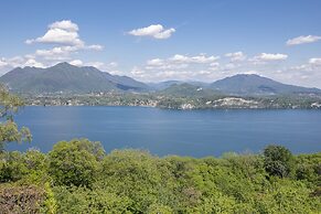 Easy Panorama Apartment Stresa Hill