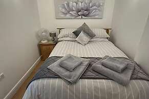 Hertford - Sleeps 2 - 92 Walking Score - Garden
