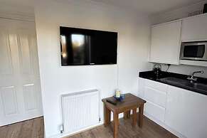 Hertford - Sleeps 2 - 92 Walking Score - Garden
