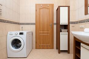 Spacious Family Apartment by Renters