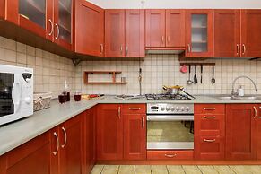 Spacious Family Apartment by Renters