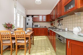 Spacious Family Apartment by Renters