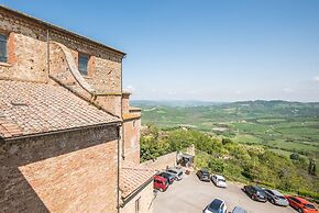 Apartment in the Heart of Radicondoli With Views Over the Hills and Wi