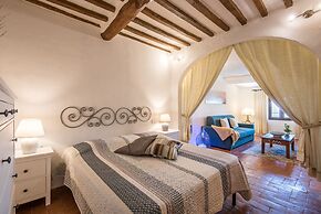 Apartment in the Heart of Radicondoli With Views Over the Hills and Wi